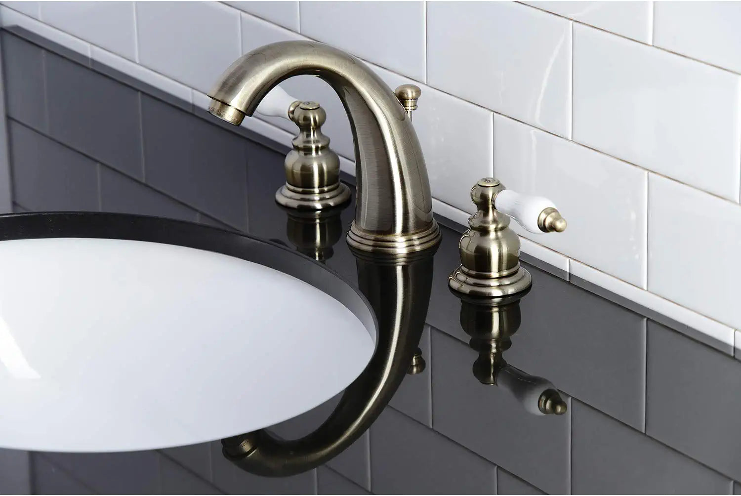 Kingston Brass KB983PLAB Victorian 2-Handle 8 in. Widespread Bathroom Faucet, Antique Brass